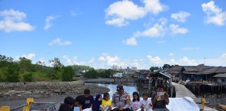 Bhabinkamtibmas Polsek Bukit Bestari Beri Motivasi Membaca Buku kepada Anak-anak Wilayah Pesisir Bhabinkamtibmas Kelurahan Tanjung Unggat Polsek Bukit Bestari Polresta Tanjungpinang, Aiptu Razmudi memberikan motivasi belajar kepada anak-anak yang tinggal di Jalan Sultan Mahmud gang Beluntas 2 RT.2/RW.6 Kelurahan Tanjung Unggat, Senin (12/6) F,Polresta Tanjungpinang