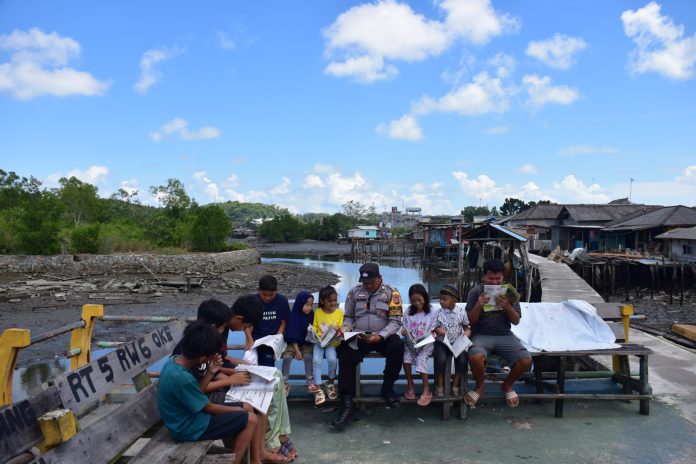 Bhabinkamtibmas Kelurahan Tanjung Unggat Polsek Bukit Bestari Polresta Tanjungpinang, Aiptu Razmudi memberikan motivasi belajar kepada anak-anak yang tinggal di Jalan Sultan Mahmud gang Beluntas 2 RT.2/RW.6 Kelurahan Tanjung Unggat, Senin (12/6) F,Polresta Tanjungpinang