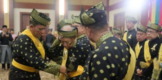 Datok Seri Setia Utama H. Abdul Razak Kembali Terpilih Ketua Umum LAM Kepri Gubernur Kepulauan Riau H. Ansar Ahmad selaku Ketua Dewan Pembina Lembaga Adat Melayu (LAM) Kepri mengukuhkan pengurus LAM Kepri Masa Khidmad Tahun 2022-2027, di Aula Wan Seri Beni, Tanjungpinang, Kamis (15/06) F,Diskominfo Kepri