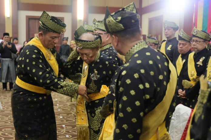 Gubernur Kepulauan Riau H. Ansar Ahmad selaku Ketua Dewan Pembina Lembaga Adat Melayu (LAM) Kepri mengukuhkan pengurus LAM Kepri Masa Khidmad Tahun 2022-2027, di Aula Wan Seri Beni, Tanjungpinang, Kamis (15/06) F,Diskominfo Kepri