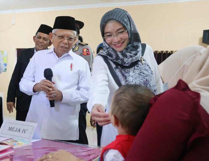 Wakil Presiden RI Dr (H.C) K H Ma'ruf Amin didampingi istri Wury Ma'ruf Amin meninjau posyandu Kasih Ibu II di Desa Ekang Anculai, Kecamatan Teluk Sebong Kabupaten Bintan, Kamis (8/6) F,Diskominfo Kepri