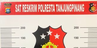 Curi Ponsel, Seorang Mahasiswa di Tanjungpinang Ditangkap Polisi Seorang mahasiswa inisial (AM) 22 tahun pelaku kasus tindak pidana pencurian (Handphone) di Kampung Kelam Pagi Kelurahan Dompak Kecamatan Bukit Bestari Kota Tanjungpinang ditangkap Unit Jatanras Polresta Tanjungpinang, Kamis (01/6) F,Polresta Tanjungpinang