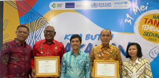 Pemkab Samosir Terima Penghargaan Paramesti dari Kemenkes Wakil Bupati Samosir Martua Sitanggang menerima penghargaan Paramesti dari Kementerian Kesehatan RI pada acara puncak Hari Tanpa Tembakau Sedunia (HTTS) di Auditorium Siwabesy Kementerian Kesehatan RI-Jakarta, Kamis (08/06). F,Diskominfo Samosir