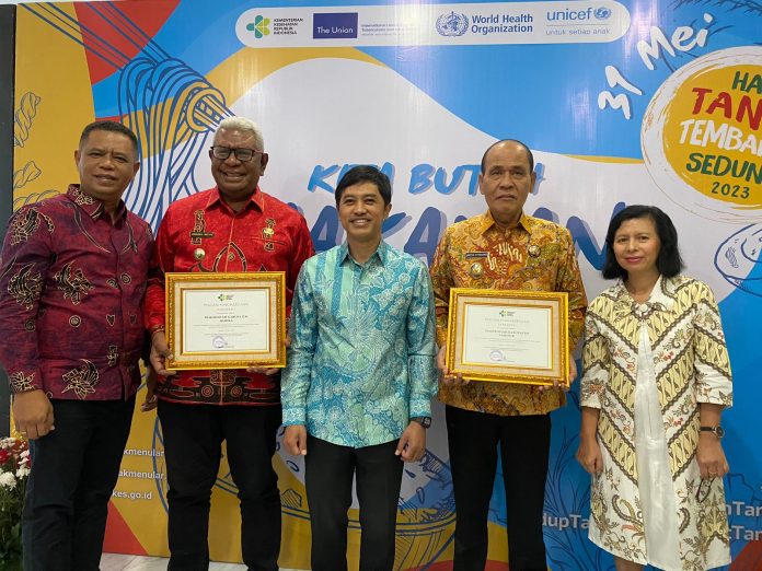 Wakil Bupati Samosir Martua Sitanggang menerima penghargaan Paramesti dari Kementerian Kesehatan RI pada acara puncak Hari Tanpa Tembakau Sedunia (HTTS) di Auditorium Siwabesy Kementerian Kesehatan RI-Jakarta, Kamis (08/06). F,Diskominfo Samosir