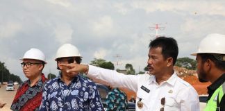 Pastikan tidak ada Kendala, Kepala BP HMR Cek Beberapa Proyek Utama agar Sesuai Rancang Bangun & Tepat Waktu Kepala BP H Muhammad Rudi (HMR), saat meninjau pembangunan Bundaran Bandar Udara Internasional Hang Nadim Batam, di Nongsa, Rabu (7/6/2023) lalu. F,Pemko Batam