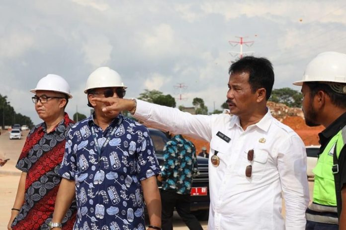 Kepala BP H Muhammad Rudi (HMR), saat meninjau pembangunan Bundaran Bandar Udara Internasional Hang Nadim Batam, di Nongsa, Rabu (7/6/2023) lalu. F,Pemko Batam