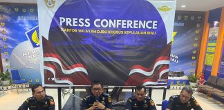 Kanwil Bea Cukai Kepri Berhasil Menangkap Penyelundupan Ribuan Botol Minuman Beralkohol Bea dan Cukai Kepulauan Riau berhasil melakukan penindakan terhadap kapal dengan muatan 6.828 botol minuman beralkohol tanpa dilekati pita cukai yang berlokasi di 35 mil timur laut dari Perairan Berakit, Selasa, (30/5) F,bea cukai