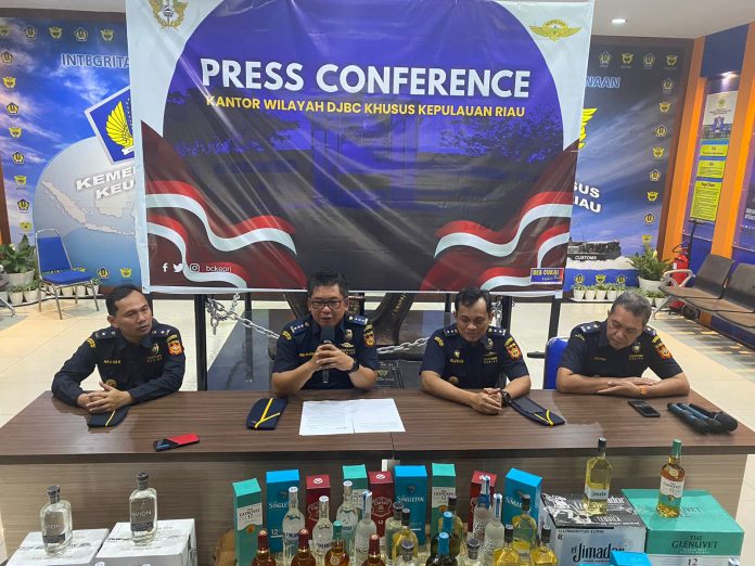 Bea dan Cukai Kepulauan Riau berhasil melakukan penindakan terhadap kapal dengan muatan 6.828 botol minuman beralkohol tanpa dilekati pita cukai yang berlokasi di 35 mil timur laut dari Perairan Berakit, Selasa, (30/5) F,bea cukai