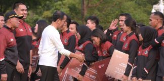 Ketua PSSI ” Pemerintah Terus Mendukung Pengembangan Sepak Bola Indonesia Presiden Jokowi memberikan bonus pada atlet, pelatih, dan asisten pelatih peraih medali di SEA Games Kamboja, Senin (05/06/2023), di halaman depan Istana Merdeka, Jakarta. (Foto: Humas Setkab/Oji)