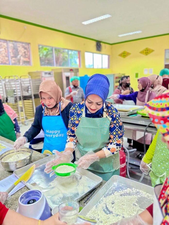 30 pelaku industri kecil menengah (IKM) makanan mengikuti pelatihan teknik produksi dan standarisasi produk yang diadakan Dinas Perdagangan dan Perindustrian (Disdagin) Kota Tanjungpinang Sejak 29 Mei hingga 2 Juni F,Pemko Tanjungpinang