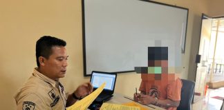 Ayah Bejat, Gauli Anak Tiri Selama 2 Tahun Satreskrim Polres Bintan melakukan penangkapan terhadap seorang laki-laki berinisial H (35) yang telah menggauli anak tirinya selama 2 tahun. Penangkapan tersebut dilakukan Jumat (26/5) F, Polres Bintan