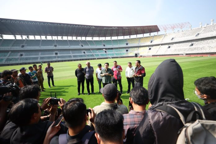 etua Umum PSSI, Erick Thohir meninjau Stadion Gelora Bung Tomo Surabaya pada Selasa (6/6) F,PSSI