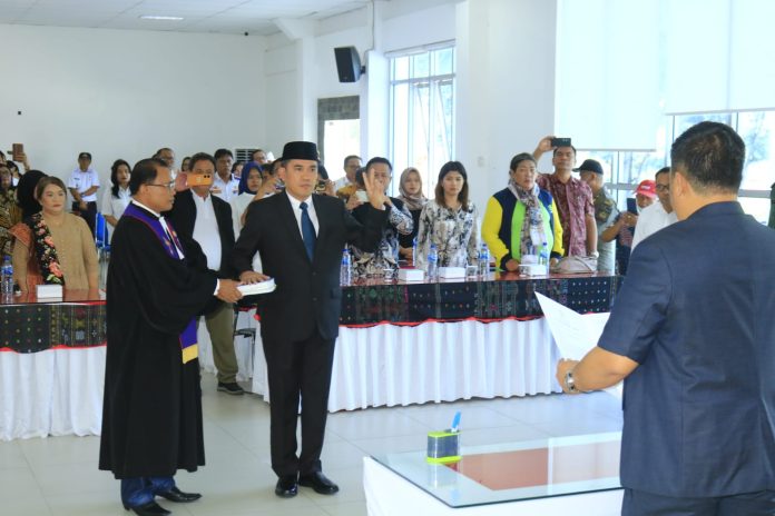 Bupati Samosir melantik Naslindo Sirait sebagai Penjabat Sekda Kabupaten Samosir di Aula Kantor Bupati Samosir, Rabu (07/06) F,Diskominfo Samosir