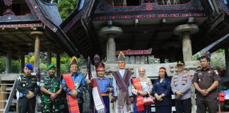 Tiba di Samosir, KASAD Kunjungi Objek Wisata Huta Siallagan Kepala Staf Angkatan Darat (KASAD) Jenderal TNI Dr. H. Dudung Abdurachman, SE, MM melakukan kunjungan kerja ke Kabupaten Samosir, Jumat (9/6) F, Diskominfo Samosir