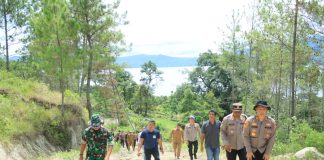 Polisi Pasang Police Line di Lokasi Perambahan Kayu Pinus di Dolok Nipatil, Huta Ginjang, Kabupaten Samosir Kapolres Samosir AKBP Yogie Hardiman beserta stakeholder lainnya melaksanakan peninjauan di lokasi perambahan kayu Pinus di Dolok Nipatil/Lopak-lopak Dusun II Desa Huta Ginjang Kecamatan Simanindo, Senin (12/06) F, Polres Samosir