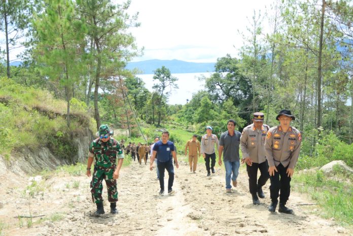 Kapolres Samosir AKBP Yogie Hardiman beserta stakeholder lainnya melaksanakan peninjauan di lokasi perambahan kayu Pinus di Dolok Nipatil/Lopak-lopak Dusun II Desa Huta Ginjang Kecamatan Simanindo, Senin (12/06) F, Polres Samosir