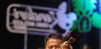 Memainkan Biola, HMR Buka Kenduri Seni Melayu Ke-25 Batam HMR memainkan gesekan biolanya disaat membuka Kenduri Seni Melayu (KSM) Ke-25 Kota Batam di Area Parkir Kawasan Harbourbay, Batuampar, pada Rabu (14/6) malam tadi f,Pemko Batam