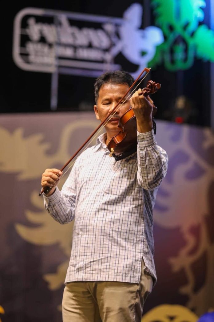 HMR memainkan gesekan biolanya disaat membuka Kenduri Seni Melayu (KSM) Ke-25 Kota Batam di Area Parkir Kawasan Harbourbay, Batuampar, pada Rabu (14/6) malam tadi f,Pemko Batam