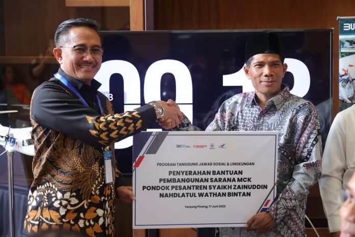 Pemberian bantuan tersebut diserahkan secara simbolis oleh Direktur Niaga, Teknologi & Pengembangan PTDI, Moh Arif Faisal kepada Pimpinan Pondok Pesantren Syaikh Zainuddin Nahdlatul Wathan Bintan, Saepuddin dan Ketua Pembina Yayasan Pondok Pesantren Idris Bintan, Muqtafin Trenggono di Bandara Internasional Raja Haji Fisabilillah, Tanjungpinang, Sabtu (17/06). f,Diskominfo Kepri