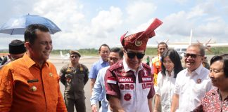 Tiba di Tanjungpinang, Menteri Yasonna Laoly Bahas Terkait Perlindungan HAKI Dalam Industri Kreatif Gubernur Kepulauan Riau, H. Ansar Ahmad, menyambut kedatangan Menteri Hukum dan Hak Asasi Manusia Republik Indonesia, Yasonna Laoly, di Bandara Raja Haji Fisabilillah, Tanjungpinang, Sabtu (17/06) f,Diskominfo Kepri