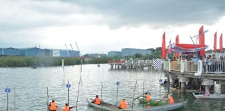 Diikuti 70 Peserta, Kapolda Buka Lomba Dayung dan Ketinting Kapolda Kepri Irjen. Pol. Drs. Tabana Bangun bersama Ketua Bhayangkari Daerah Kepulauan Riau Imelda Tabana Bangun, membuka kegiatan perlombaan dayung sampan dan ketinting yang diselenggarakan di Kampung Tua Tanjung Riau, Minggu (18/6) F,Polda Kepri