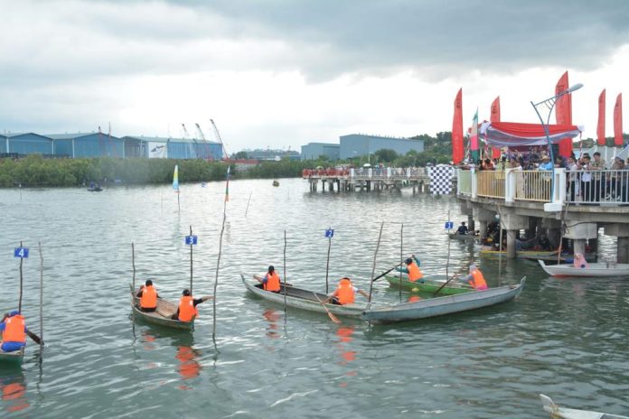 Kapolda Kepri Irjen. Pol. Drs. Tabana Bangun bersama Ketua Bhayangkari Daerah Kepulauan Riau Imelda Tabana Bangun, membuka kegiatan perlombaan dayung sampan dan ketinting yang diselenggarakan di Kampung Tua Tanjung Riau, Minggu (18/6) F,Polda Kepri