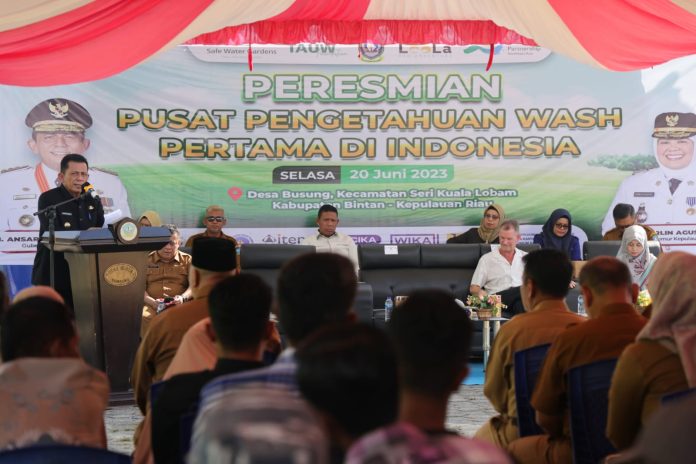 Gubernur Kepulauan Riau H. Ansar Ahmad secara langsung meresmikan program WASH di Kantor Desa Busung, Bintan, Senin (20/06) f,Diskominfo Kepri