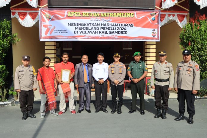 Polres Samosir melaksanakan Apel Ketua Satuan Keamanan Lingkungan (Kasat Kamling) dalam rangka meningkatkan harkamtibmas menjelang Pemilu 2024 di Wilayah Kabupaten Samosir, Rabu (21/06) F, Polres Samosir
