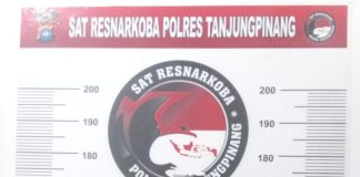 Sat Resnarkoba Polresta Tanjungpinang Ringkus Tangkap Pelaku Tindak Pidana Narkoba Jenis Sabu di Tanjungpinang Satuan Reserse Narkoba Polresta Tanjungpinang menangkap seorang tersangka berinisial JE kasus narkoba jenis sabu di Jalan Kamboja, Kelurahan Kemboja, Kecamatan Tanjungpinang Barat, Kota Tanjungpinang. Senin, (19/06) f,Polres Tanjungpinang