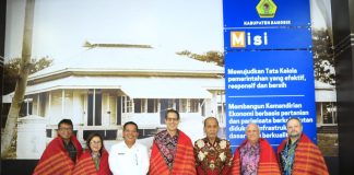 Jajaki Kerjasama, USAID Kunjungi Samosir Kehadiran Wakil Dubes Amerika Serikat untuk Indonesia, Michael Kleine bersama rombongan diterima Wakil Bupati Samosir, Martua Sitanggang di Lobby Lantai II Kantor Bupati Samosir, Rabu (21/06) f,Diskominfo Samosir