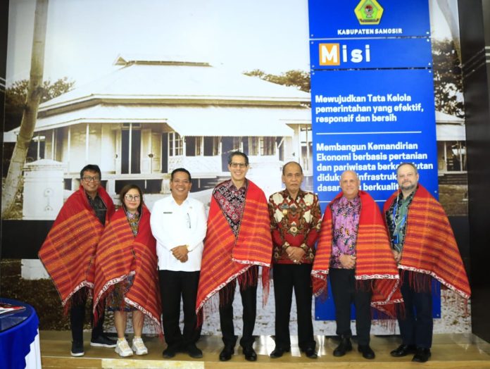 Kehadiran Wakil Dubes Amerika Serikat untuk Indonesia, Michael Kleine bersama rombongan diterima Wakil Bupati Samosir, Martua Sitanggang di Lobby Lantai II Kantor Bupati Samosir, Rabu (21/06) f,Diskominfo Samosir