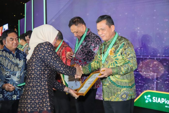 Gubernur Kepulauan Riau H. Ansar Ahmad menerima penghargaan sebagai pembina Keselamatan dan Kesehatan Kerja (K3) terbaik tahun 2023 f,Diskominfo Kepri