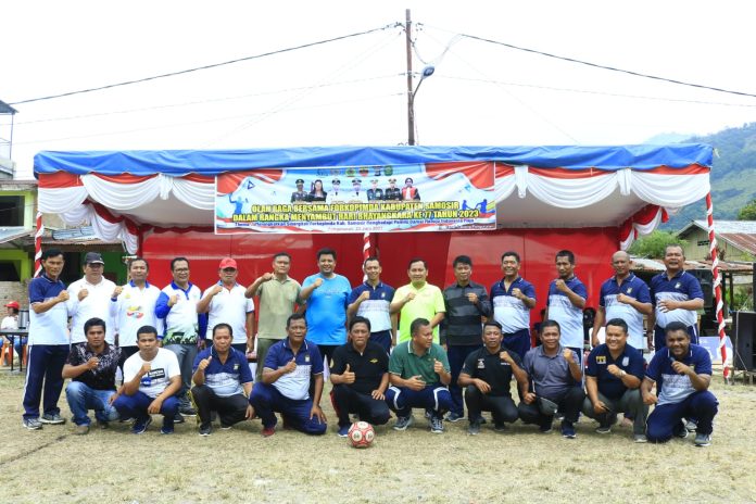 Dalam rangka menyambut HUT Bhayangkara ke-77 Bupati Samosir Vandiko T. Gultom bersama seluruh jajaran Pemkab Samosir mengikuti Senam Bersama di Tanah Lapang Pangururan, Jumat (23/06) f,Diskominfo Samosir