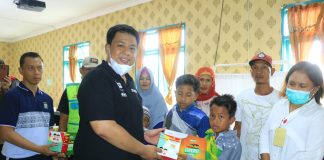 Bupati Samosir Tinjau Pelayanan Pengobatan Gratis di Puskesmas Buhit Bupati Samosir Vandiko T. Gultom melakukan peninjauan di Puskesmas Buhit Kecamatan Pangururan, Jumat (23/6) f,Diskominfo Samosir