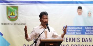 HMR Tegaskan Wisuda Sekolah Bukan Kewajiban, Minta Diskdik Bertindak Wali Kota Batam H Muhammad Rudi (HMR), Sabtu (24/6), menegaskan tidak ada kewajiban penyelenggaraan kegiatan wisuda sekolah sebagai ajang pelepasan peserta didik yang lulus f, Pemko Batam