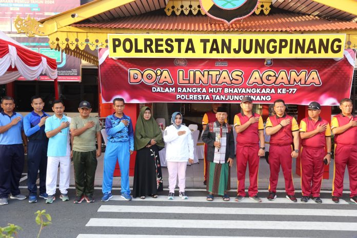 TNI/ Polri menggelar olahraga bersama di Mapolresta Tanjungpinang, Jalan Ahmad Yani No. 1, Kota Tanjungpinang, Minggu (25/6) f, Polresta Tanjungpinang