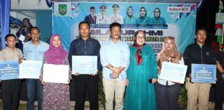 Tingkat Kepuasan Masyarakat Kota Batam Terhadap Kinerja HMR Capai 95% MEMUASKAN: Wali Kota Batam H Muhammad Rudi (HMR), saat bersama Wagub Marlin, foto bersama usai menyerahkan secara simbolis insentif RT/ RW Triwulan II (Periode April- Juni), Tahun 2023, di Kavling Perjuangan RW 20, Kelurahan Tanjungbuntung, Kecamatan Bengkong, Minggu (25/6/2023) f,Pemko Batam