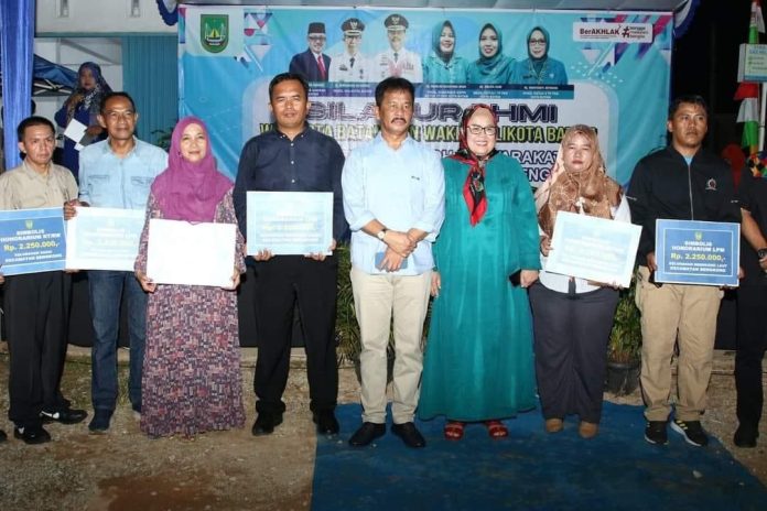 MEMUASKAN: Wali Kota Batam H Muhammad Rudi (HMR), saat bersama Wagub Marlin, foto bersama usai menyerahkan secara simbolis insentif RT/ RW Triwulan II (Periode April- Juni), Tahun 2023, di Kavling Perjuangan RW 20, Kelurahan Tanjungbuntung, Kecamatan Bengkong, Minggu (25/6/2023) f,Pemko Batam
