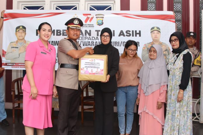 Polresta Tanjungpinang melaksanakan kegiatan pemberian tali asih kepada purnawirawan, warakawuri, dan keluarga pahlawan yang gugur dalam rangka memperingati Hari Bhayangkara Ke-77, Selasa (27/06) f,Polresta Tanjungpinang