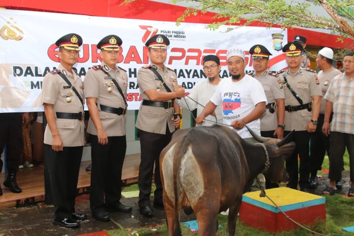 Kapolresta Tanjungpinang H. Ompusunggu, melakukan penyerahan secara simbolis hewan qurban presisi sebanyak 5 ekor sapi kepada Pondok Pesantren Al-Kausar Tanjungpinang dan beberapa pengurus mesjid di wilayah Kota Tanjungpinang, Selasa (27/06) f,Polresta Tanjungpinang