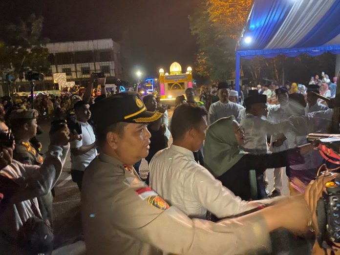 Wakapolresta Tanjungpinang AKBP Arief Robby Rachman, memimpin kegiatan pengamanan dalam acara pelepasan Pawai Takbir Keliling dalam rangka Hari Raya Idul Adha 1444 H di wilayah Kota Tanjungpinang, di Terminal Sei Carang, Kelurahan Air Raja, Kecamatan Tanjungpinang Timur, Rabu (28/06)