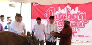 Polres Bintan Potong 3 Ekor Sapi di Hari Raya Idul Adha 1444H Dalam rangka memperingati Hari Bhayangkara Ke-77 Tahun 2023 dan pada momentum Idul Adha 1444 H Kepolisian Resor Bintan melakukan pemotongan 3 Ekor Sapi yang dilaksanakan di halaman Mesjid Darul Muttaqin Mapolres Bintan, Kamis (29/06) f, Polres Bintan