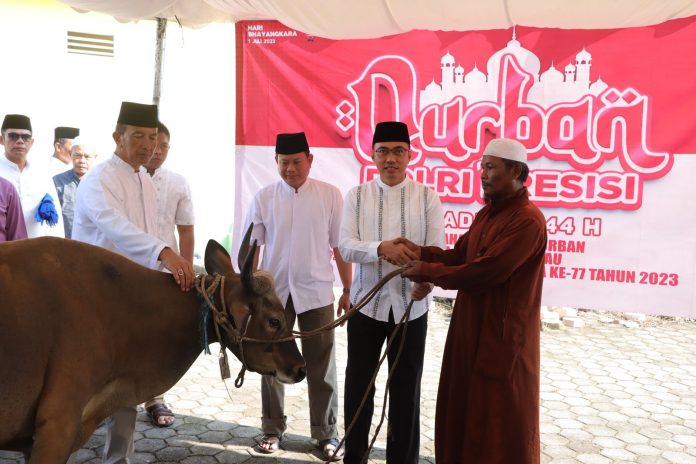 Dalam rangka memperingati Hari Bhayangkara Ke-77 Tahun 2023 dan pada momentum Idul Adha 1444 H Kepolisian Resor Bintan melakukan pemotongan 3 Ekor Sapi yang dilaksanakan di halaman Mesjid Darul Muttaqin Mapolres Bintan, Kamis (29/06) f, Polres Bintan