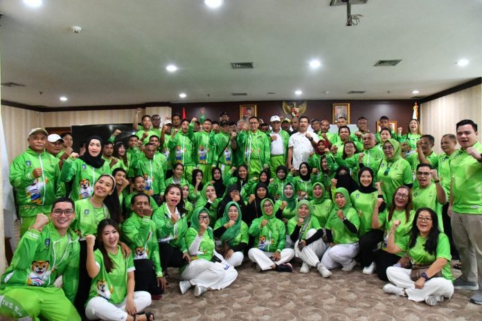 Gubernur Kepulauan Riau H. Ansar Ahmad bersama Komite Olahraga Rekreasi Masyarakat (KORMI) Provinsi Kepri, melepas secara resmi peserta Festival Olahraga Masyarakat Nasional (Fornas) ke-VII Bandung Jawa Barat, bertempat di Aula Graha Kepri Kota Batam, Jumat (30/6) f,Pemprov Kepri
