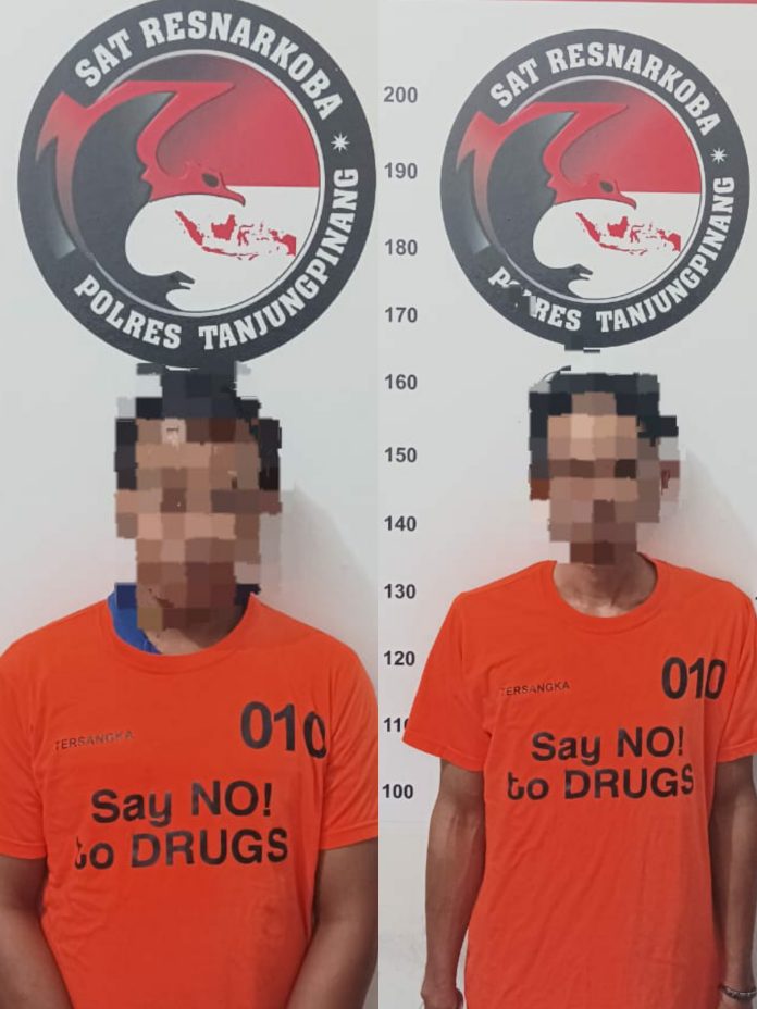 Sat Resnakoba Polresta Tanjungpinang menangkap 2 orang kasus narkoba jenis Narkotika Golongan I bukan tanaman jenis sabu di Jl. SM. Amin Tanjungpinang tepatnya di depan Bank Panin Kota Tanjungpinang, Rabu (31/05) F, polresta Tanjungpinang