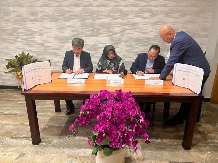 Wali Kota Tanjungpinang, Rahma bersama investor Korea, Kim Jae Mu yang mewakili PT. BS Energy dan PT. Dredolf Indonesia melakukan kesepakatan investasi membangun Green Industrial Park di Tanjungpinang f,Diskominfo Tanjungpinang