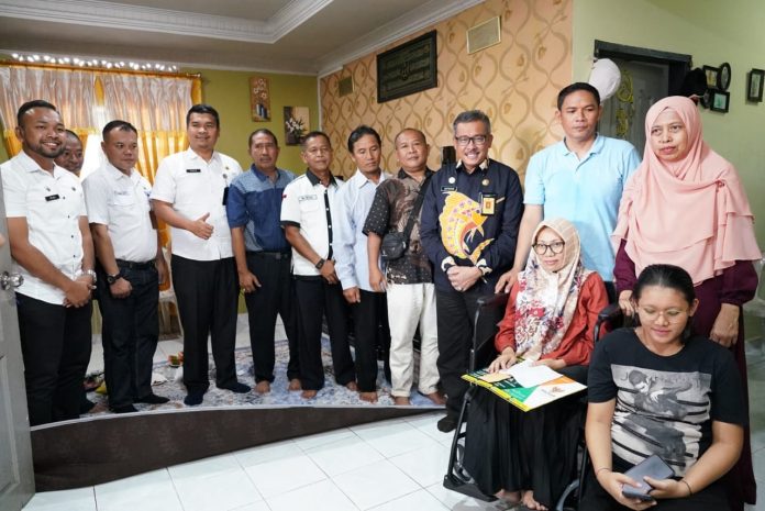 Sekretaris Daerah Kota Batam, Jefridin memberikan semangat kepada salah satu warga Batam penderita sakit Kanker Tulang, Nurul Hidayat di kediamannya Sagulung Lama Blok A No. 08 RT 02/10 Kelurahan Sagulung Kota Kecamatan Sagulung F,Pemko Batam