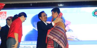Bupati Samosir Dapat Apresiasi dan Cinderamata dari Ketua PSBI Bupati Samosir Vandiko T Gultom mendapatkan apresiasi dan cinderamata dari Ketua Umum Punguan Simbolon dohot Boruna se-Indonesia (PSBI) Effendi Simbolon pada acara pembukaan Rapat Kerja Gabungan Wilayah Sumut 2023 di Gedung serbaguna HKBP Nommensen, Minggu malam (25/6) f, Diskominfo Samosir