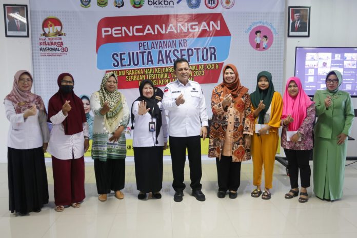Gubernur Kepulauan Riau, H. Ansar Ahmad, bersama Kepala BKKBN Provinsi Kepri Rohina dan Ketua TP-PKK Provinsi Kepri Hj. Dewi Kumalasari Ansar dengan antusias mengikuti pencanangan nasional secara virtual, sembari meluncurkan program ini di Kepri di Puskesmas Batu 10, Tanjungpinang, Rabu (14/06) F,Diskominfo Kepri