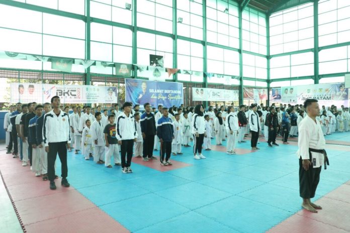 Sekreraris Daerah (Sekda) Kota Batam, Jefridin Hamid mewakili Wali Kota Batam, Muhammad Rudi, membuka Kejuaraan Sirkuit Karate BKC Batam Tahun 2023 Memperebutkan Piala Wali Kota Cup 2 di Gor Raja Djafar, Sekupang, Sabtu (3/6/) F, Pemko Batam.